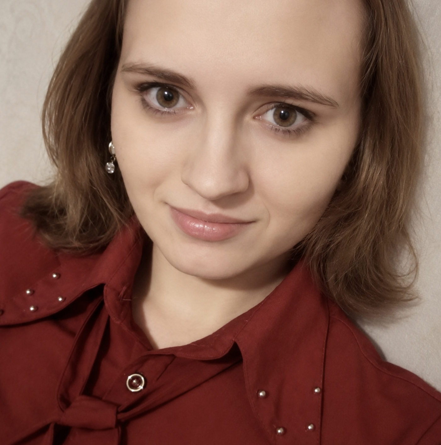 – Як це не буде? Та що ти таке кажеш? Анюто, ти все ще сердишся на неї через ту історію? Кинь! Мало що дівчата не поділили. Не можна через це з рідною сестрою не спілкуватися! – Мамо, чия дача? – Анна подивилася матері прямо у вічі. – Моя! Тому я вирішую, хто на моїй дачі садитиме помідори!