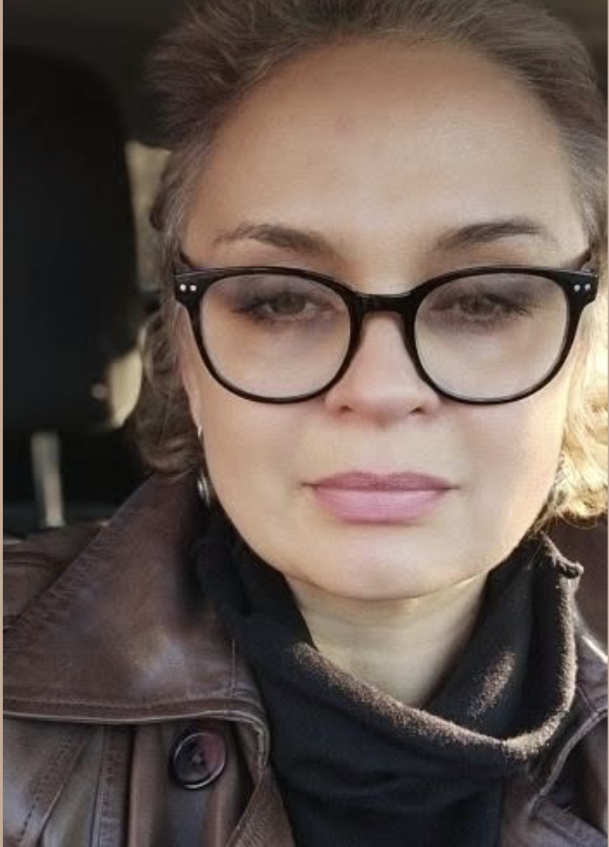 Поспішаючи додому по УДЗ, вона поступилася місцем в автобусі літній жінці. Але щойно крижані пальці стиснули її зап’ястя…