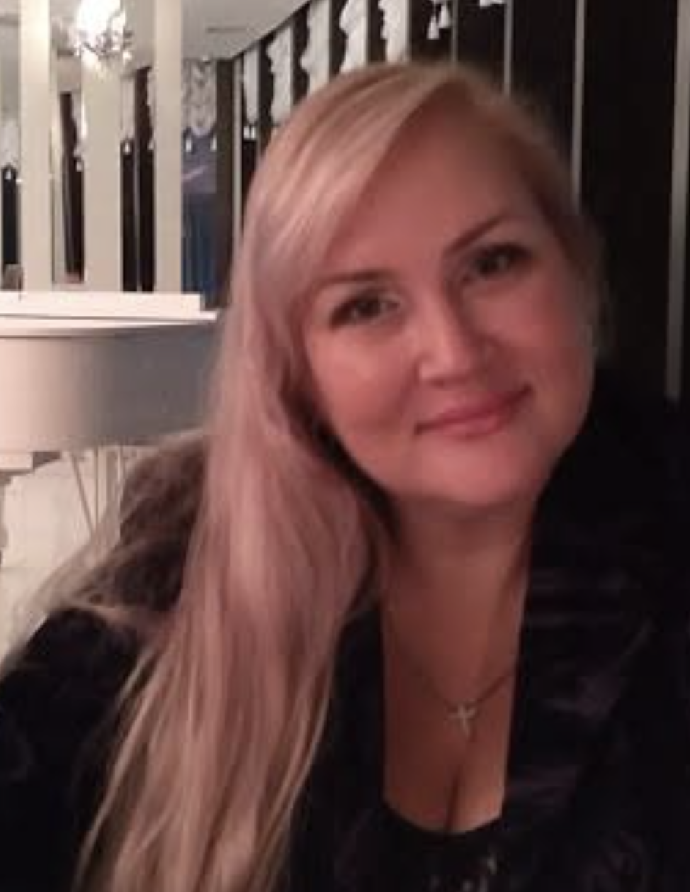 Він ударив її на весіллі на очах у всіх… Але її відповідь була настільки сильною, що наречений впав на коліна — а гості почали аплодувати крізь сльози.