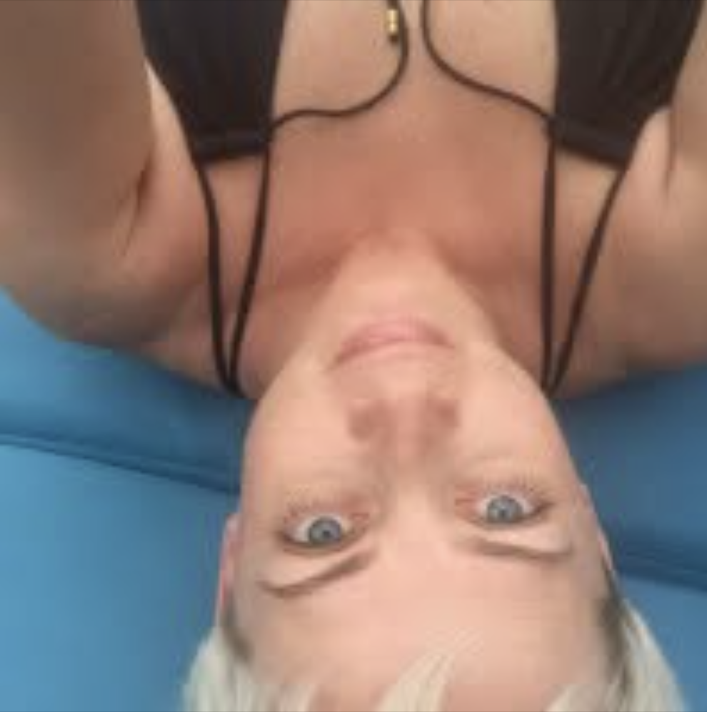 Рік я повільно згасала від невідомої хвороби, а вчора побачила, як невістка підсипає мені в цукорницю білий порошок.