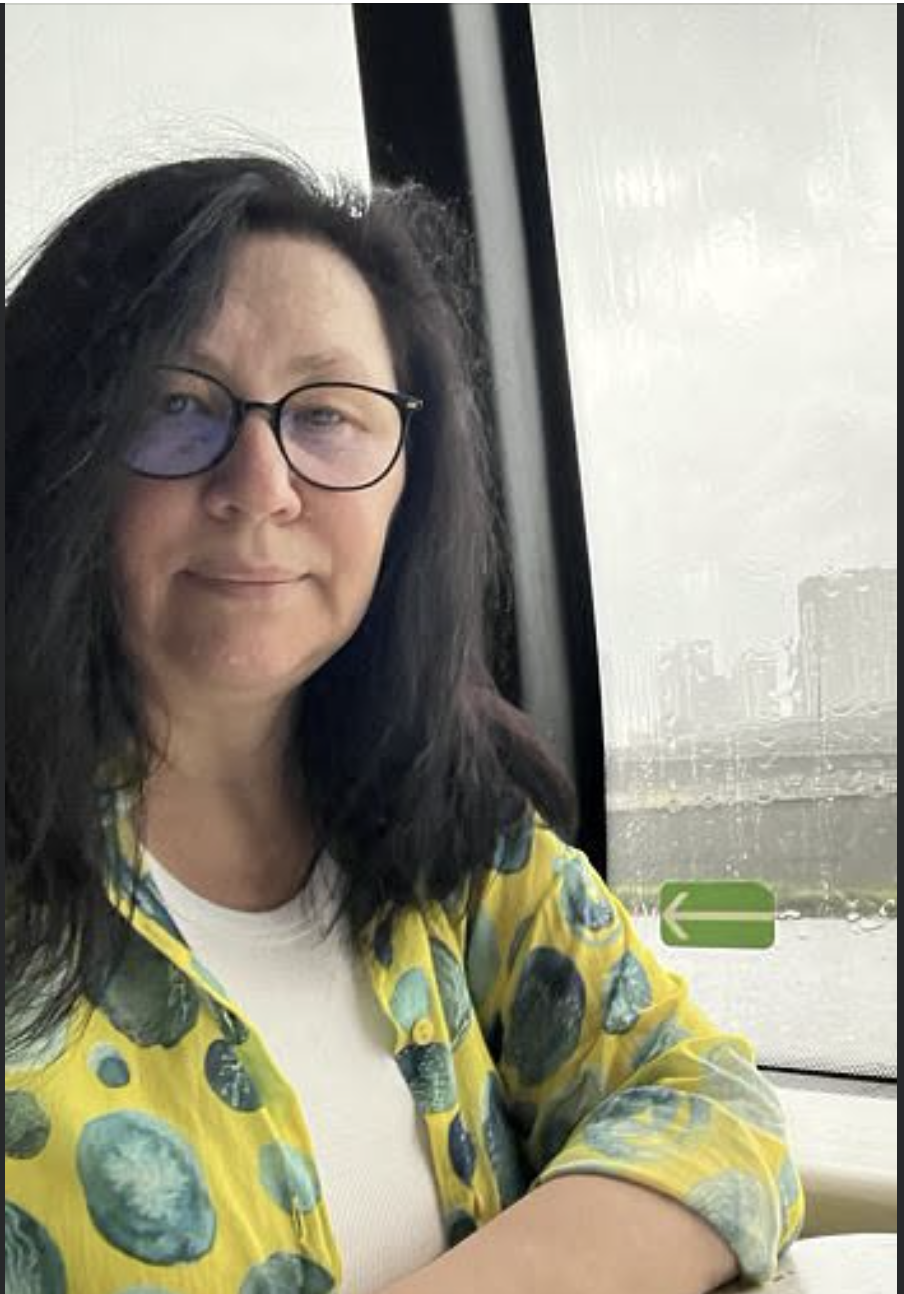 Я заблокувала рахунок, — холодно сказала дружина. — Машина — моя. Квартира — теж. Тепер проси у своєї матусі.