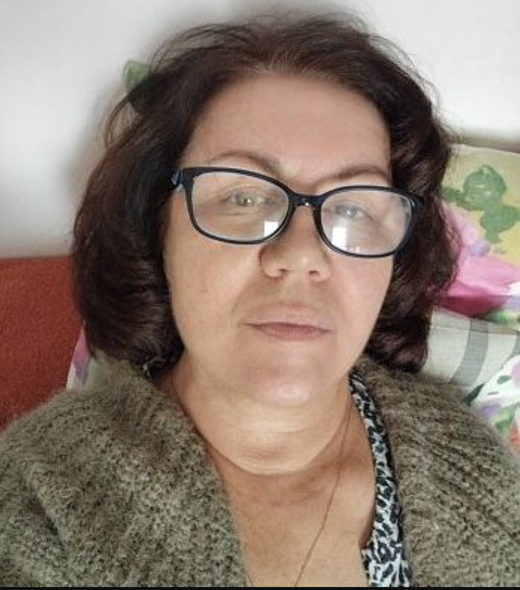 Тисяча гривень? — ледь не плакала донька. — Це всі гроші, які в тебе є… ти це серйозно?! Я говорила з мамою,і стискала в руках мамин старенький смартфон, на екрані якого світилося сповіщення від банку..— Це все, що в тебе лишилося?В цей момент мама сказала фразу..яка стала “ударом молота” по моєму життю…