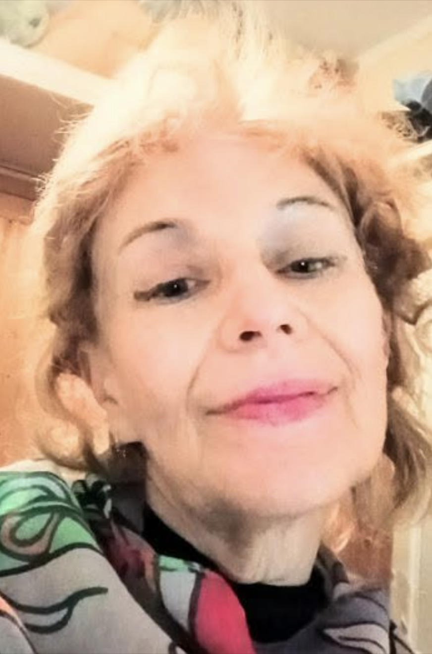 Не смій сідати за наш стіл, я не терпітиму тебе в домі! — вигукнула свекруха, коли я прийшла на день народження свекра.