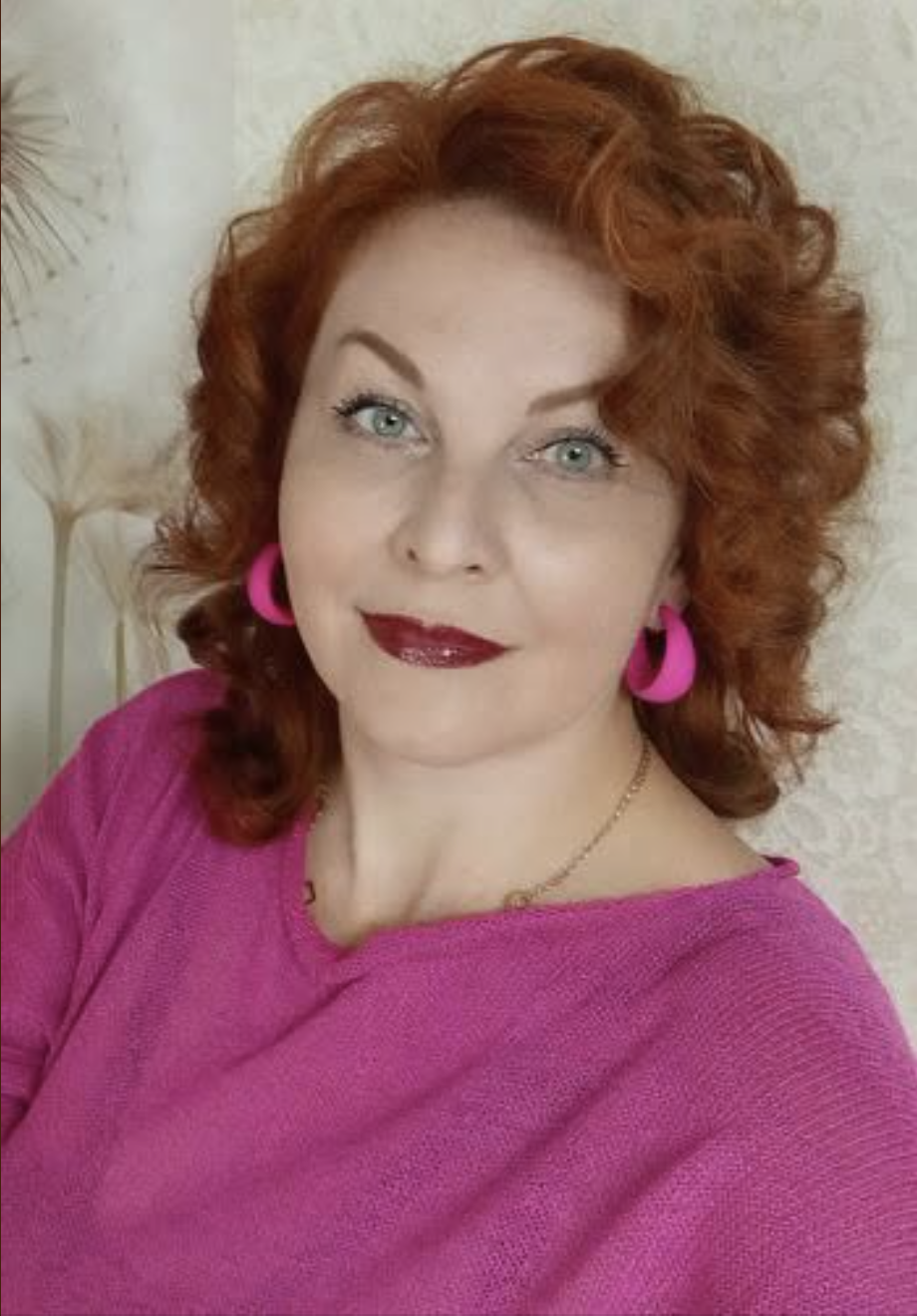 Моя сестра полетить відпочивати, а ти оплатиш їй путівку, — сказав чоловік при всіх. Коли кришталева мрія розбивається об скелі реальності, дзвін уламків оглушує гірше за будь-який крик. Учора в моєму холодильнику зникли останні делікатеси, а сьогодні з вуст Максима злетіли слова, які назавжди змінили моє уявлення про наш шлюб. «Ми відправимо мою сестру у відпустку за твої гроші» – це не було ані запитанням, ані проханням. Це був наказ. Команда, як для слухняного собаки. Я дивилася в очі чоловіку, з яким ділила ліжко, і бачила в них лише бездонні криниці жадібності. Хто він? Невже цей паразит, що присмоктався до мого гаманця, і є той принц, якому я без вагань віддала своє серце всього рік тому? Що сталося з тим чоловіком, від дотику якого мої коліна перетворювалися на желе? І головне – як я могла бути такою сліпою?