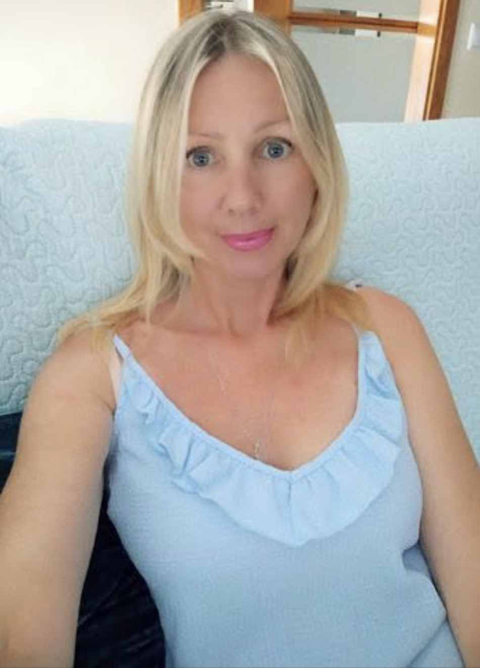Їж, тобі не звикати, в селі гірше жерла! — на ювілеї свекруха жбурнула обгризену кістку Віра стояла перед дзеркалом у спальні, розглядаючи темно-синє плаття з невеликим вирізом. Тканина приємно облягала фігуру, не зухвало, але елегантно. Павло вже надів костюм і поправляв краватку, нетерпляче поглядаючи на годинник.