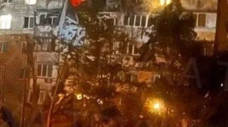 Перші наслідки ракетної атаки на Київ: у багатоповерхівці заблоковані люди, спалахнули пожежі