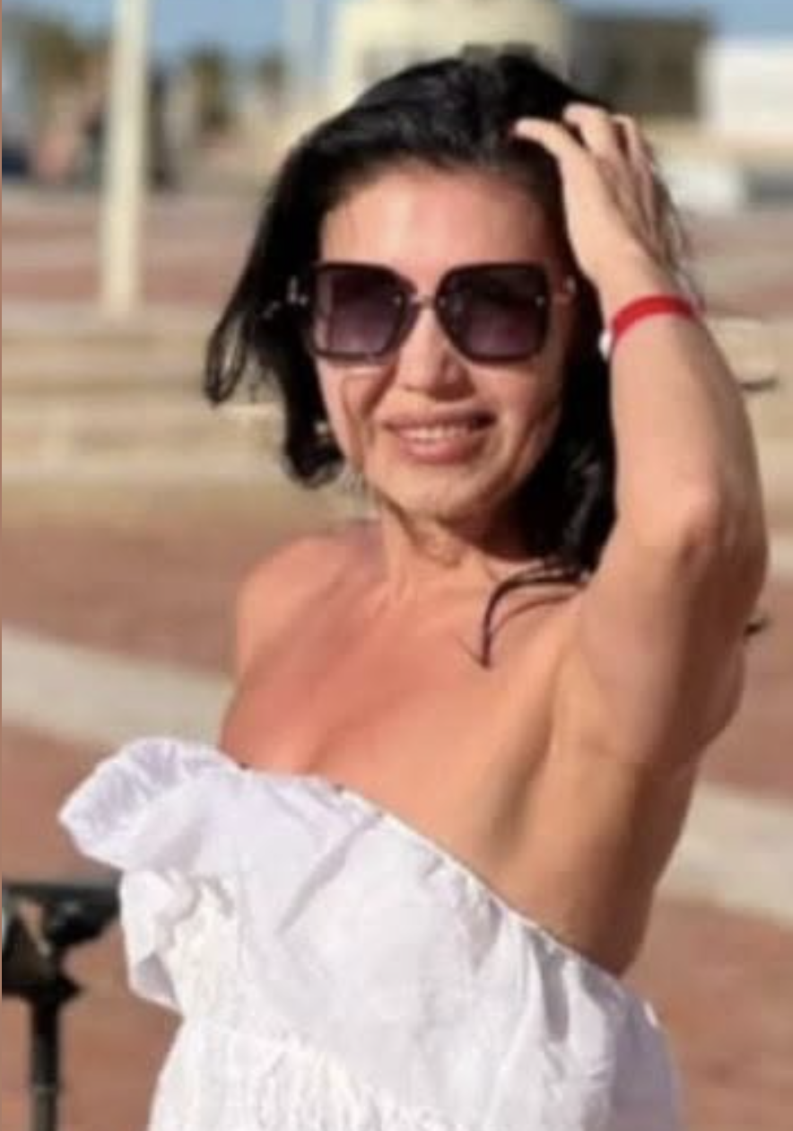 Він уд@рuв її на весіллі на очах у всіх… Але її відповідь була настільки сильною, що наречений впав на коліна — а гості почали аплодувати крізь сльози.