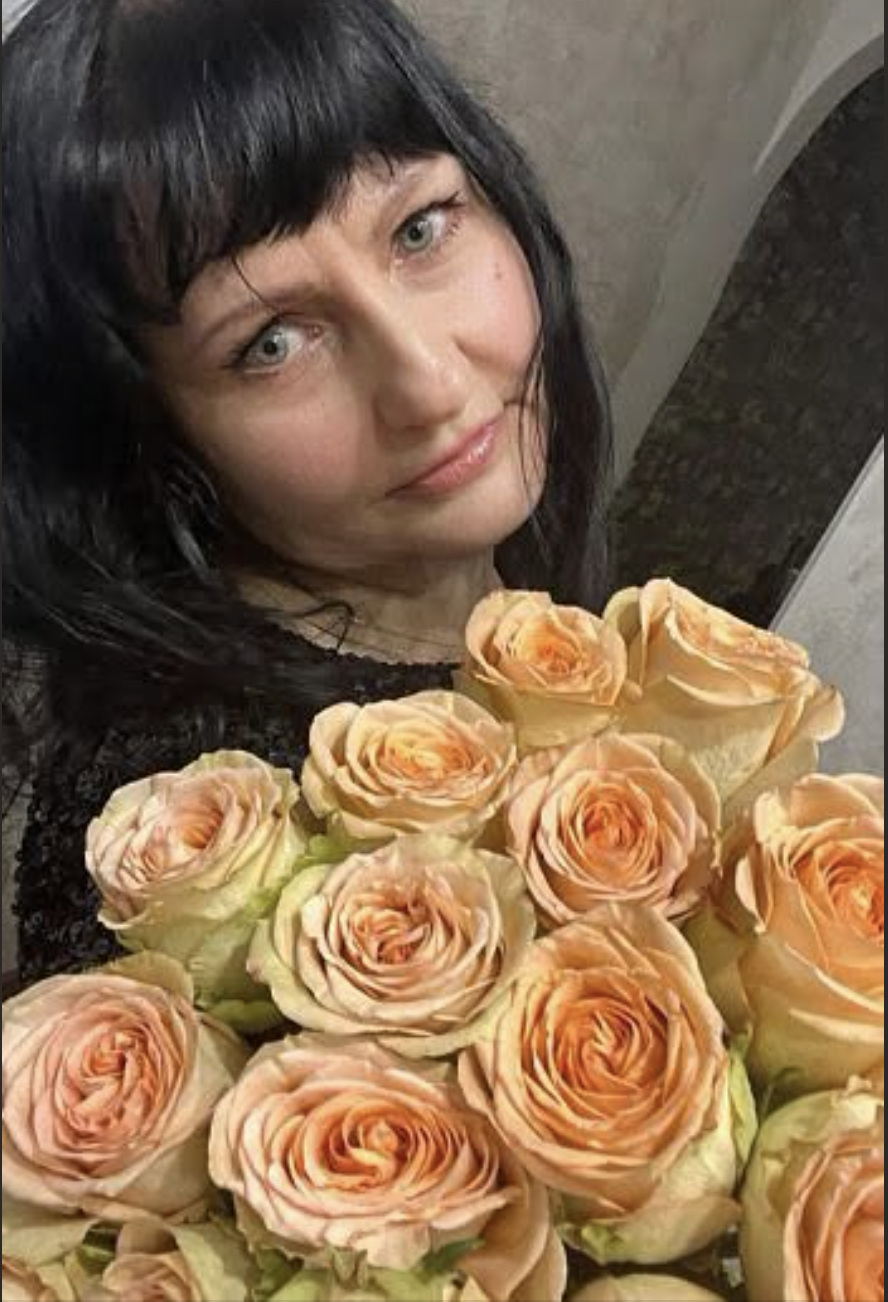 Я подарувала батькам дачу. Вони продали її й купили сестрі машину. Тільки от совісті не купиш… Наталя побачила фото у стрічці випадково. Віка біля нової іномарки — білої, з червоним бантом на капоті. Підпис: «Дякую батькам! Тепер до діток швидше!»