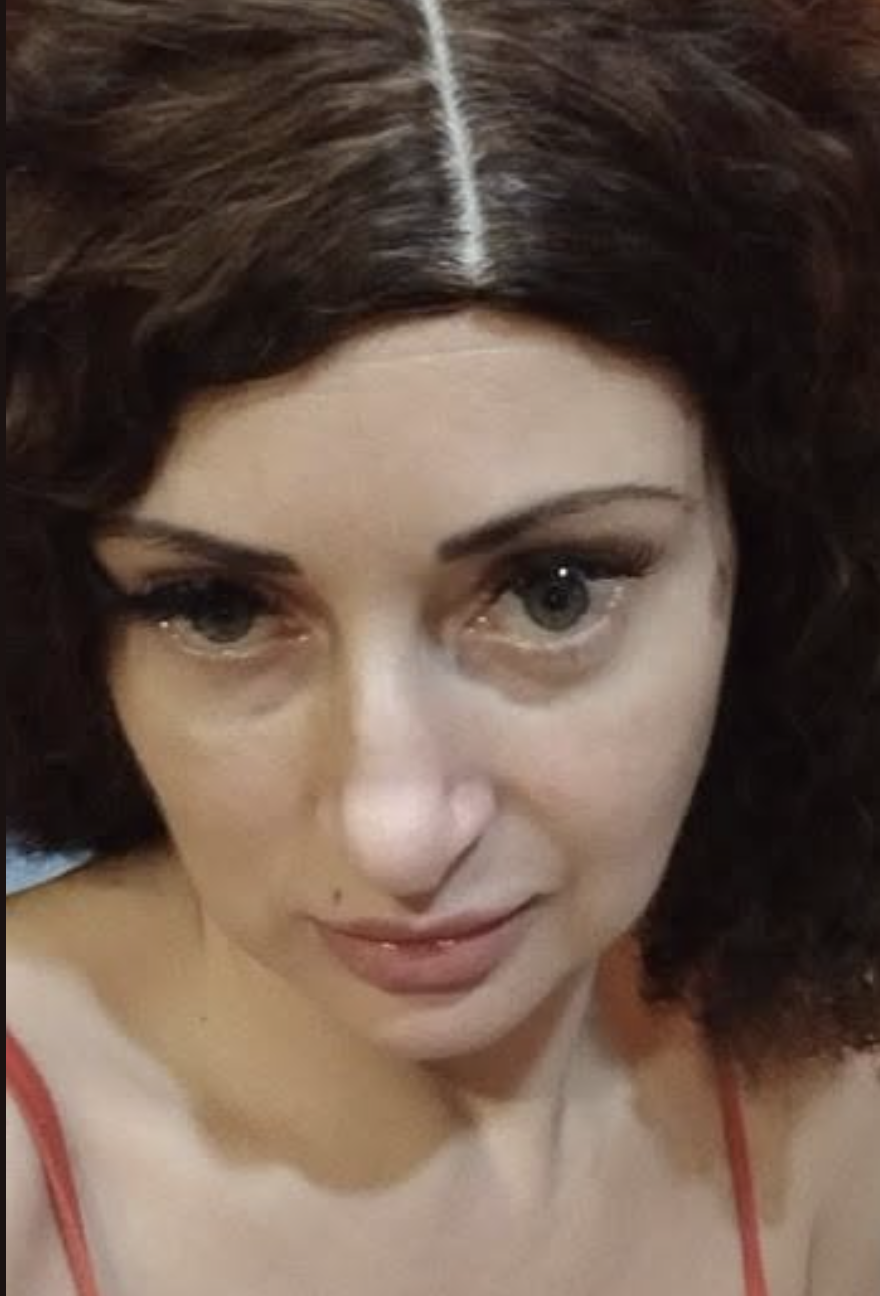 Твоя мати сьогодні влаштувала скандал моїй мамі, приїхавши до неї на роботу! Вона звинувачувала її в тому, що вона мене погано виховала! Слухай! Якщо ти з нею не розберешся, то вона взагалі більше не з’явиться у нас на порозі! Мене це все вже дістало!