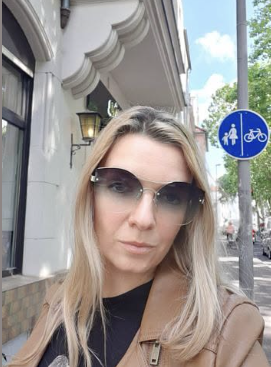 Свекруха із сином прийшли з речами до моїх дверей: «Відчиняй, ми переїжджаємо у твою квартиру!» — посміхнулася я, набираючи номер поліції…