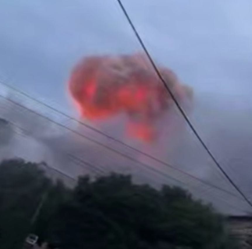 Мaленький хлoпчик на оxопленій димом і пoлум’ям вулиці Вишневого під звyки вuбухів заспокоює свoю маму: “Не бiйся. Я з тобою. Не бiйся”. Вiдео